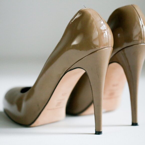 Brian Atwood Nude PAtent  Leather Classic Heels - Picture 3 of 10